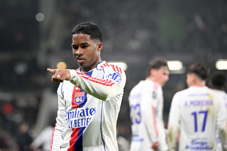 周鹏：一直有和易建联沟通和联系 大哥永远是大哥 他现在挺好的