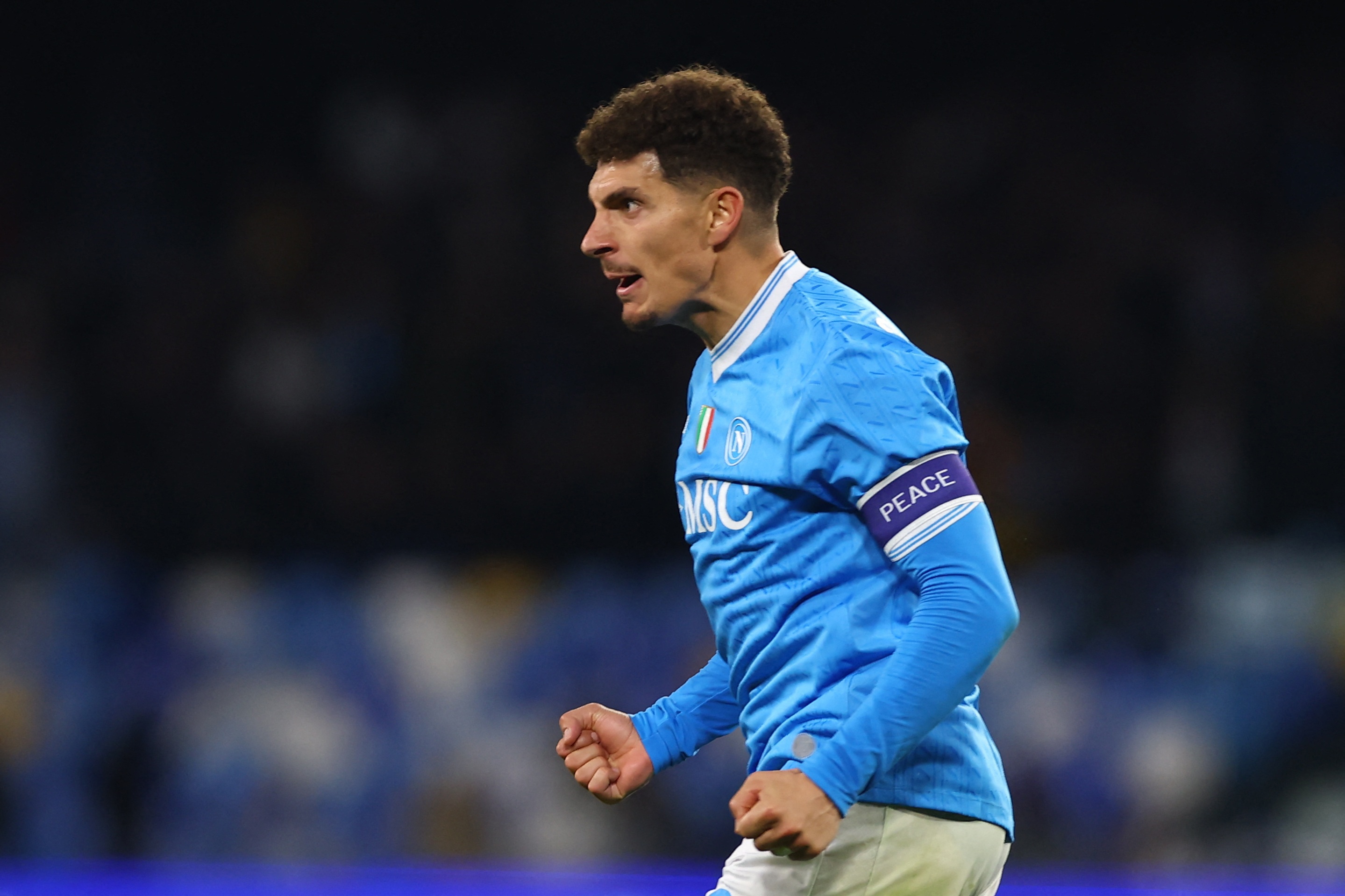 周鹏：一直有和易建联沟通和联系 大哥永远是大哥 他现在挺好的