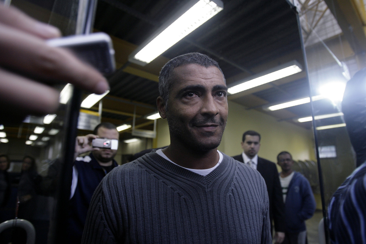 周鹏：一直有和易建联沟通和联系 大哥永远是大哥 他现在挺好的